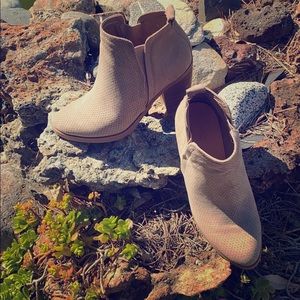 Size 6 Brand new Beige Tan Ankle Suede wood Boots